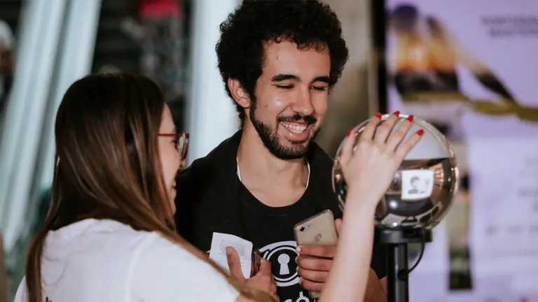 Logo de Worldcoin junto a sus nuevos aliados