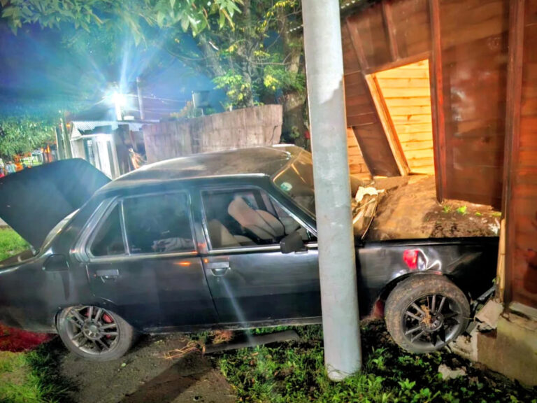 Conducía ebrio, choca contra una casa, atropella a una joven y huye a pie