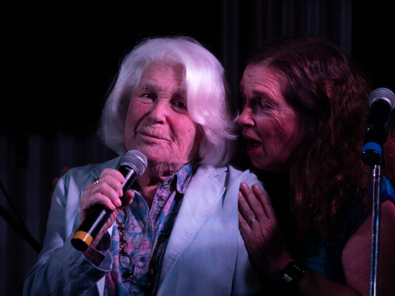 Mónica Cahen D’Anvers, a sus 91 años, canta junto a su hija Sandra Mihanovich en «La Campiña» de San Pedro.