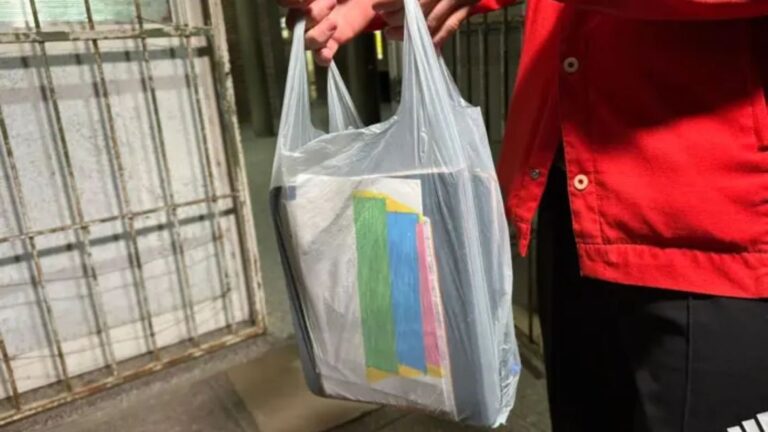 Prohiben mochilas en escuela de Córdoba tras amenazas de tiroteo; estudiantes ingresan con bolsas transparentes