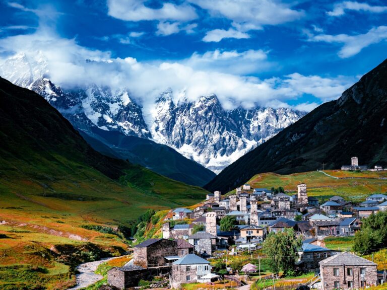 Descubre el Pueblo Más Alto de Europa: Un Refugio de Cultura Ancestral en un Destino Turístico en Auge