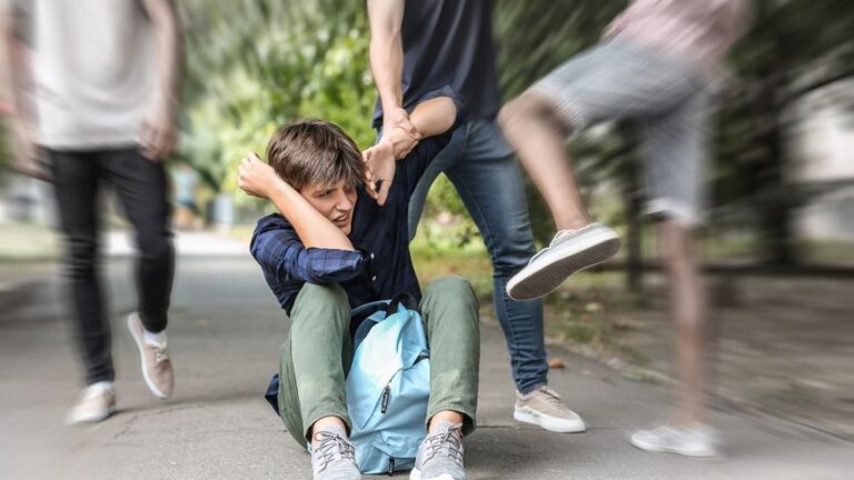 Expertos advierten: la soledad y el maltrato en adolescentes son una bomba de tiempo tras la tragedia escolar