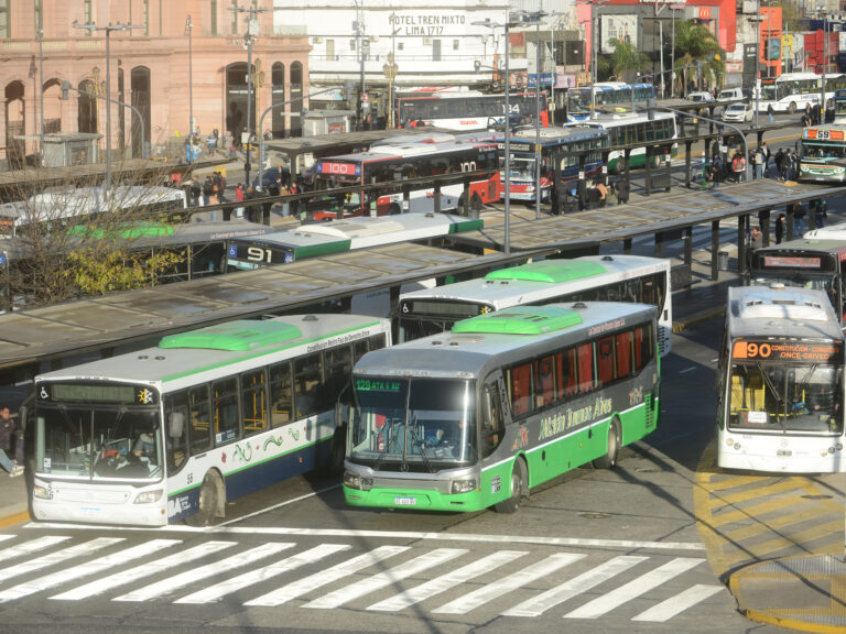Empresas de colectivos anuncian recortes de servicios por aumento del gasoil en CABA y Gran Buenos Aires