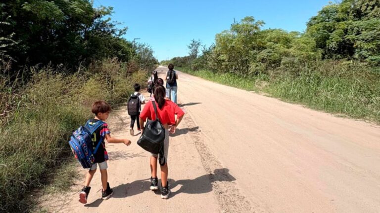 Córdoba: Barrios periféricos enfrentan aislamiento y niños recorren kilómetros a pie para ir a la escuela.
