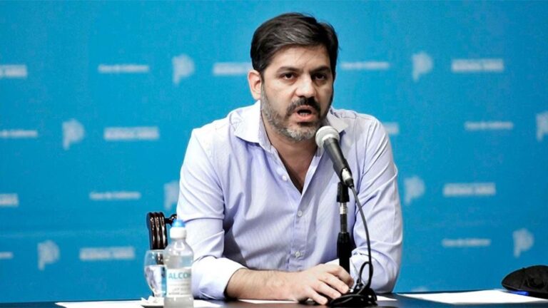 Operan de urgencia al ministro de Kicillof en Barcelona
