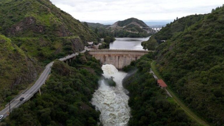 Cinco diques de Córdoba desbordan tras intensas lluvias