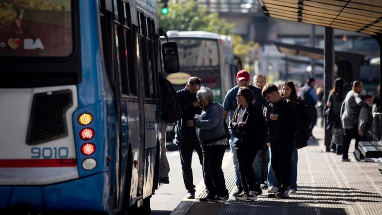 Colectivos del AMBA en alerta: exigen pago de deuda millonaria para evitar cortes en el servicio