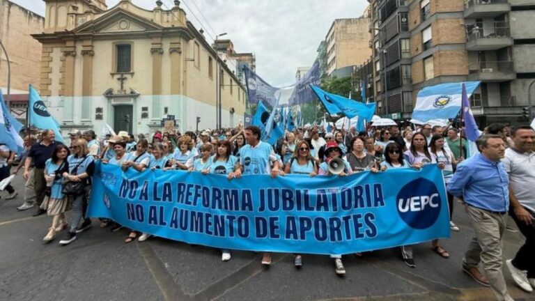 Conflicto Docente: Tensión y Disturbios en la UEPC Durante las Votaciones