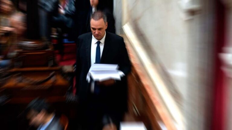 Adorni se mantiene firme: descarta renuncia y promete acabar con el kirchnerismo