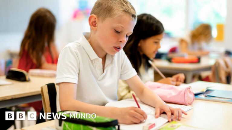 Suecia Regresa al Lápiz y Papel: ¿Por Qué Menos Tecnología en las Aulas?