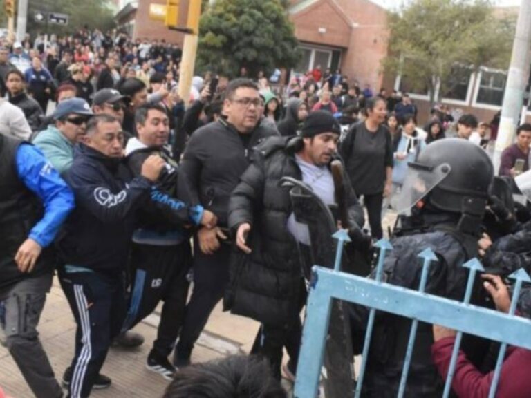 Protestas y disturbios en escuela de Chubut tras denuncia de abuso sexual a alumnos