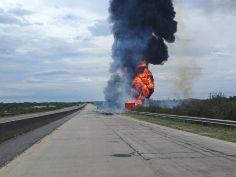 Tragedia en Entre Ríos: Chofer fallece en incendio de camión de combustible