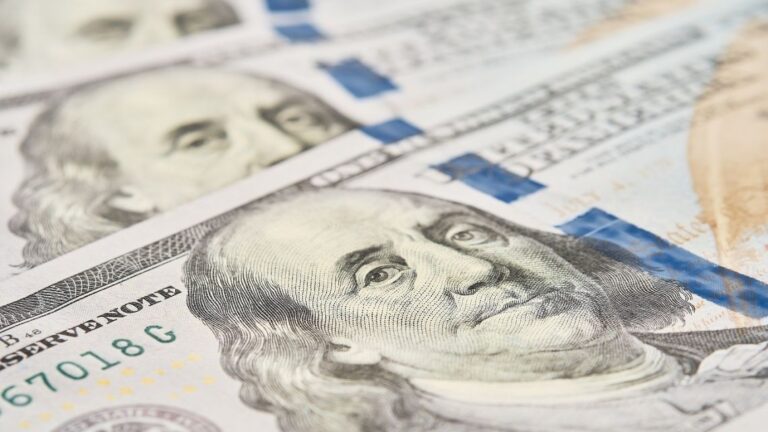 Dólar: Cierre del lunes 13 de abril