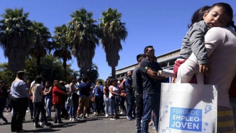 52% de los argentinos lucha para llegar a fin de mes: el endeudamiento se dispara