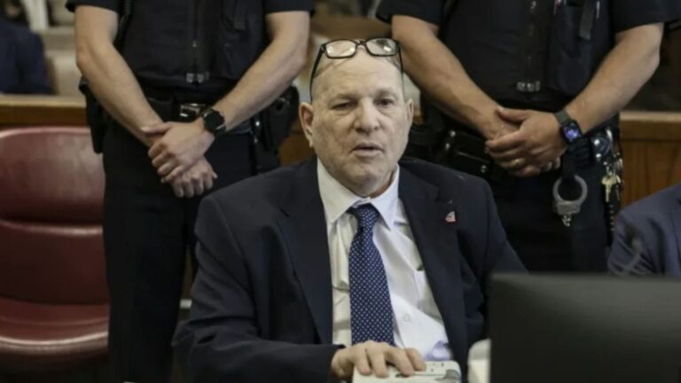 Inician alegatos en el juicio por violación contra Harvey Weinstein.