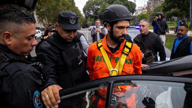 Tensión en el Congreso: Greenpeace protesta por la reforma de la Ley de Glaciares y deja siete detenidos