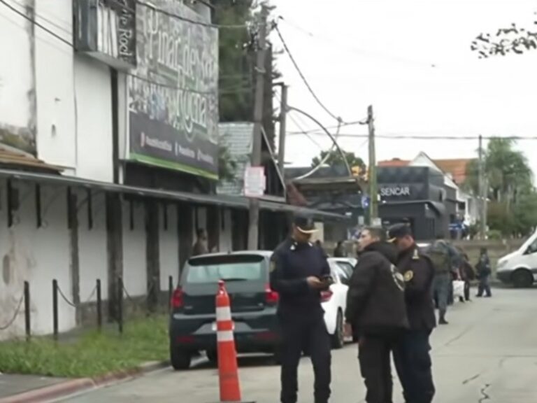 Bailes y Resistencia: El Dueño de un Local Enfrenta a la Policía