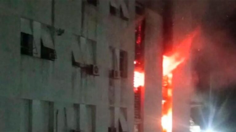 Incendio en el Edificio Libertad de la Armada durante la noche del sábado