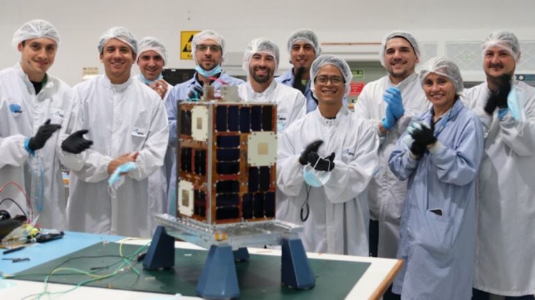 Argentina Lanza Satélite MIENTRAS un Cohete Lleva Astronautas a la Luna, Según Ingeniera de la Conae