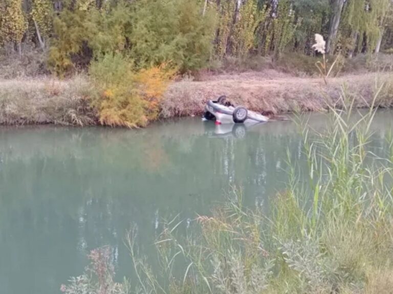 Tragedia en Río Negro: conductor fallece tras volcar su auto en canal de riego