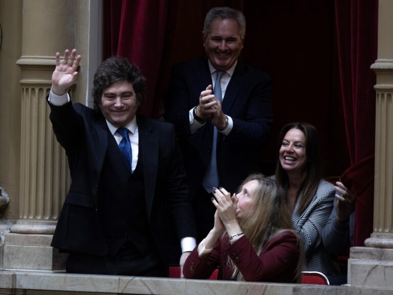 Adorni y los Milei en Diputados: Sesión Inesperadamente Normal en Medio de la Polarización