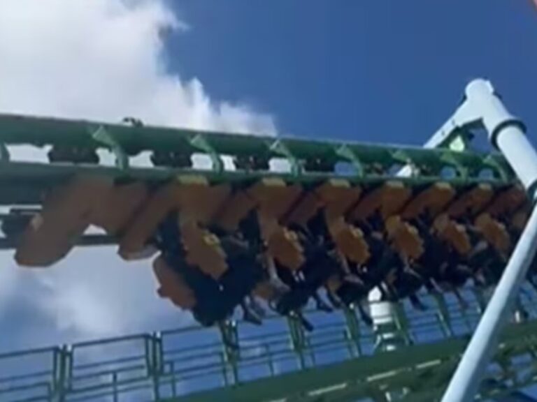 Impresionante: Decenas de personas quedan colgadas en la montaña rusa del Parque de la Costa durante 20 minutos