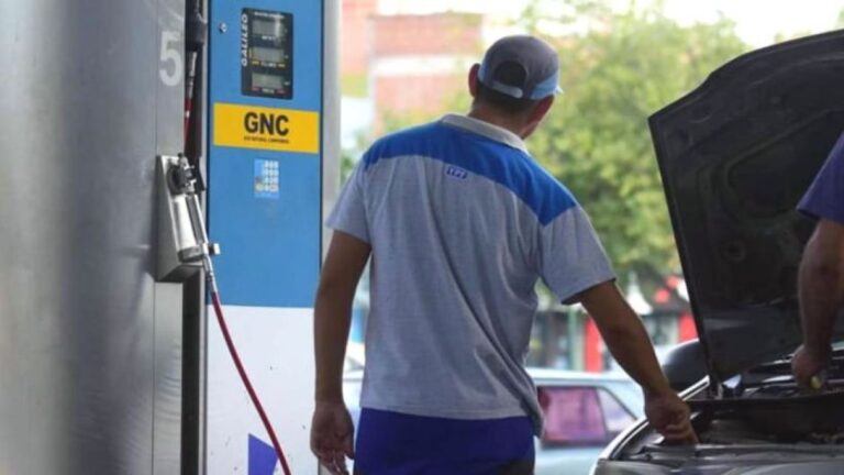 El aumento de la nafta motiva un cambio masivo al GNC en Córdoba