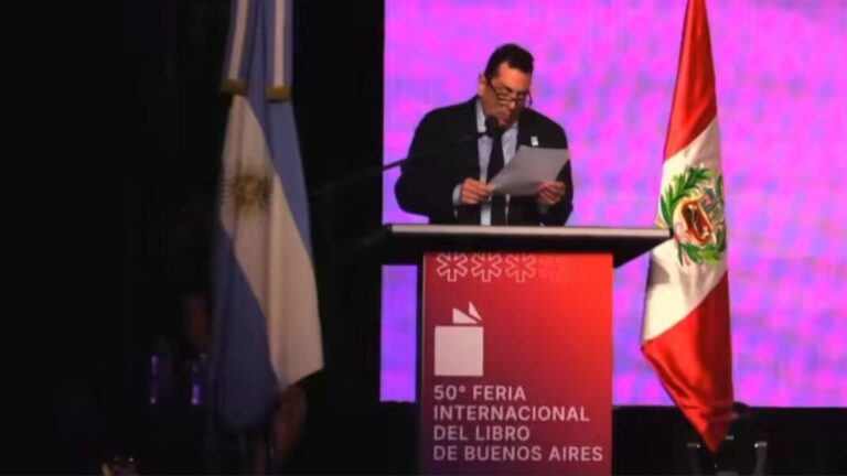 Escándalo en la Feria del Libro: Abucheos y gritos tras el error del secretario de Cultura con ‘Jorge Luis Bórgeres’