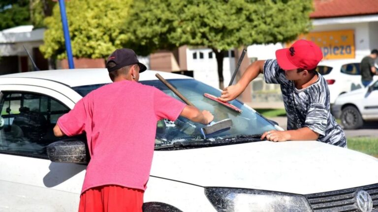 Nueva ley en Córdoba: regulan a naranjitas y limpiavidrios, cambios y sanciones detalladas