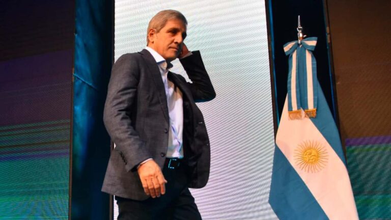 Caputo se mantiene firme: No saldrá al mercado internacional, respaldado por Fitch