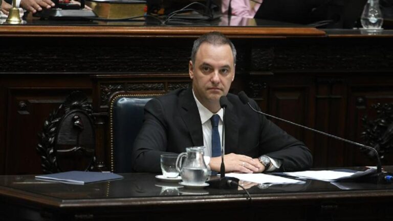 Hernán Letcher desafía a Adorni en ‘QR!’: ‘Respondió 2,151 preguntas, pero no dijo nada’