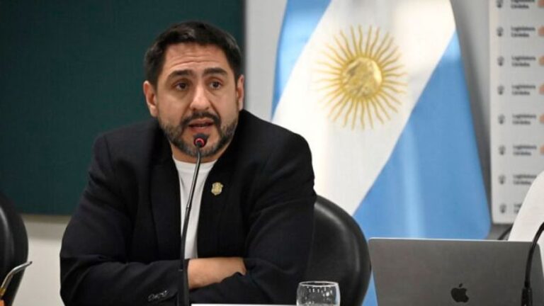 Legislador de Llaryora se autodenomina ‘zurdo de mierda’ y desafía a Milei con orgullo político