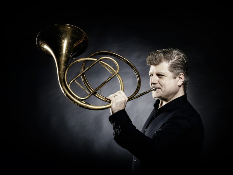 El Mozarteum inicia su temporada con el histórico ensamble checo y un director agradecido a los amantes de la música clásica