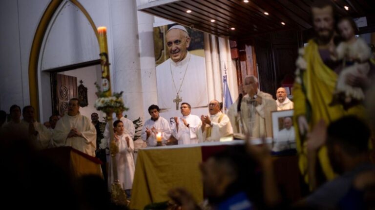 Un año sin el Papa Francisco: Jornadas de homenajes y misas en Argentina y el mundo