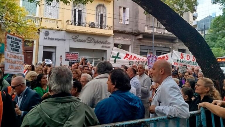 “Conflicto en PAMI Córdoba: Protestas y ajustes paralizan el sistema”