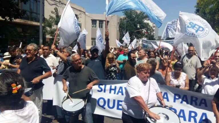 Córdoba: Empleados Públicos Rechazan Aumento del 40% y Exigen Salario en Blanco
