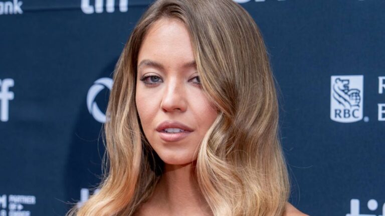 Sydney Sweeney se queda fuera de «El diablo viste a la moda 2» por decisiones creativas.