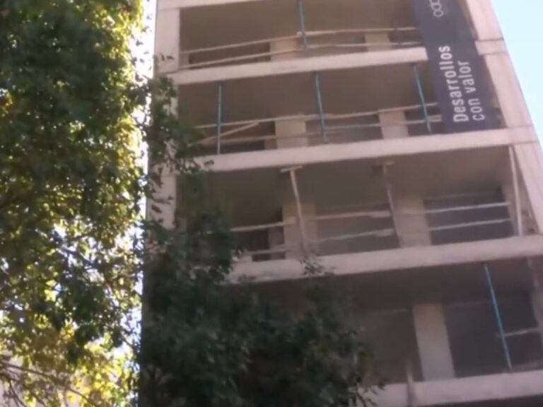 Obrero se accidenta al caer del tercer piso de una construcción