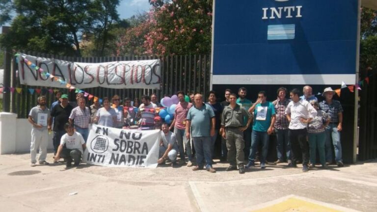Córdoba: Masiva protesta en el INTI por 1,500 despidos y recortes laborales