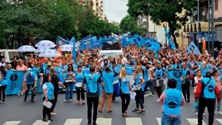 Córdoba: El Gobierno se olvida de la oferta salarial para docentes en la paritaria