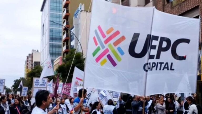 Marcha de antorchas de UEPC en Córdoba por el conflicto salarial docente