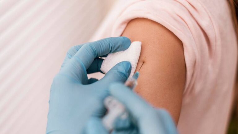 PAMI: Riesgos y Contraindicaciones de la Vacuna Antigripal