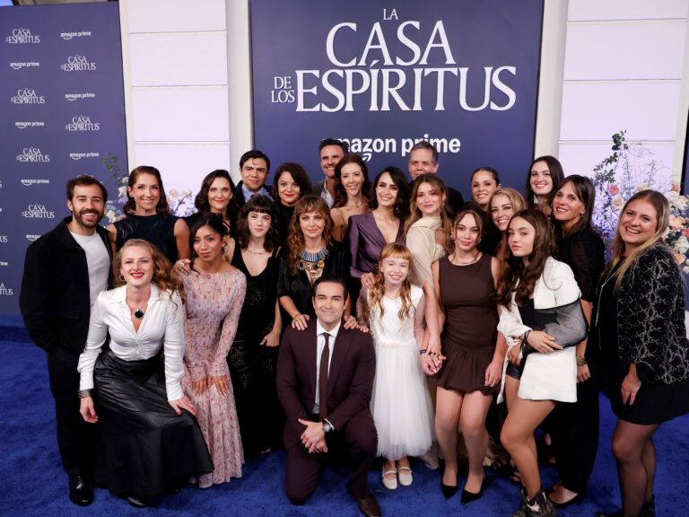 La Casa de los Espíritus: Estreno de Serie en Chile con Alfombra Azul y Muchos Fans