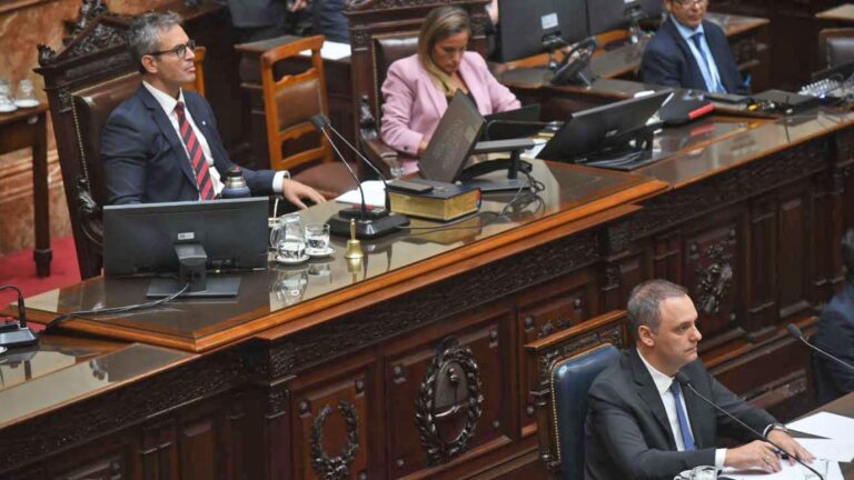 Diálogo Clave para Navegar la Polarización: ¿Puede Adorni Evitar el Naufragio?