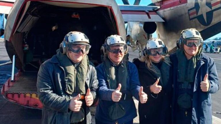 Milei en un portaaviones nuclear de EE.UU.: un DNU lo llevó a la cima