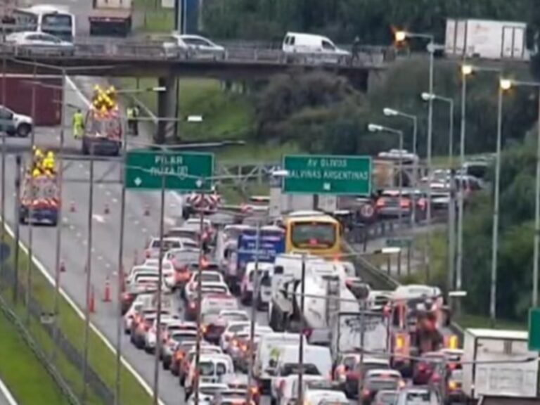 Tráfico Colapsado en la Panamericana: Camión Volcó y Cierra el Ramal a Pilar
