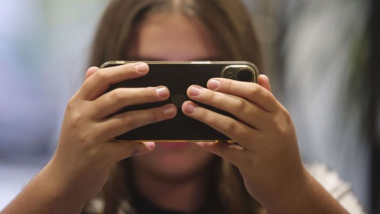 Grecia impulsa ley para eliminar el anonimato en redes sociales