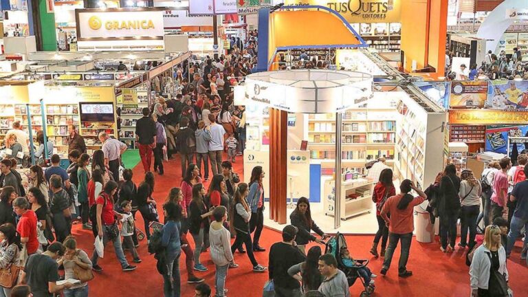 Feria del Libro: Multitudes Asisten, pero Ventas Disparejas entre Editoras Grandes y Pequeñas