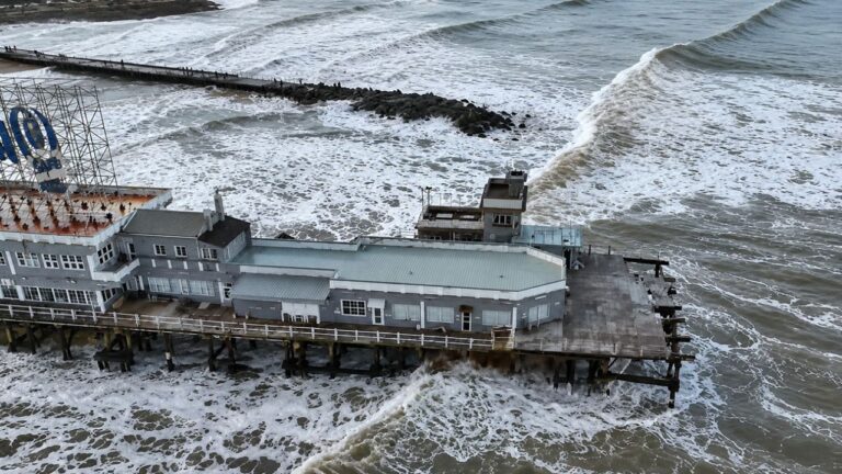 Feroz temporal en Mar del Plata: Oleaje provoca daños en el emblemático muelle del Club de Pesca