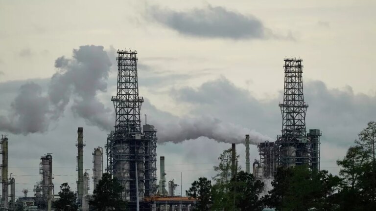 Aumento leve en los precios del petróleo a pesar de la promesa de Trump sobre el estrecho de Ormuz